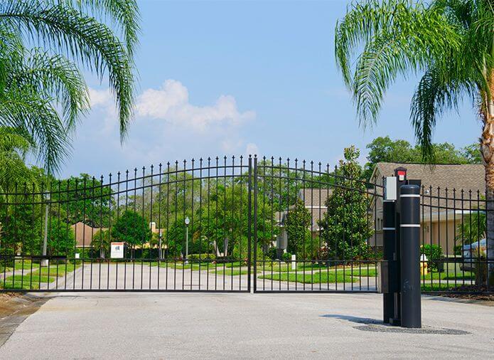 Automatic driveway gate serviced by Access Experts in {{city}}